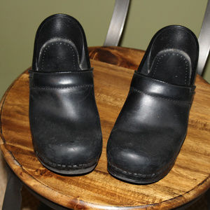 Dankso Black Leather Size 39 Clogs
